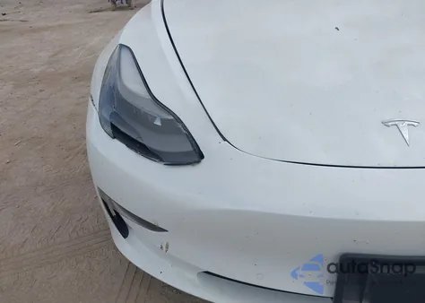 2021 Tesla Model 3 Standard Range Plus Rear-Wheel Drive z USA, uszkodzony, nr VIN 5YJ3E1EA9MF919945